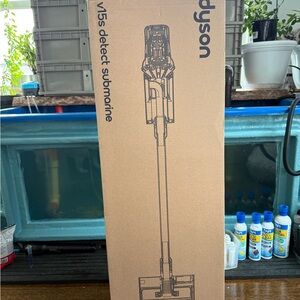 Dyson V15s Detect Submarine Absolute in Gold and White